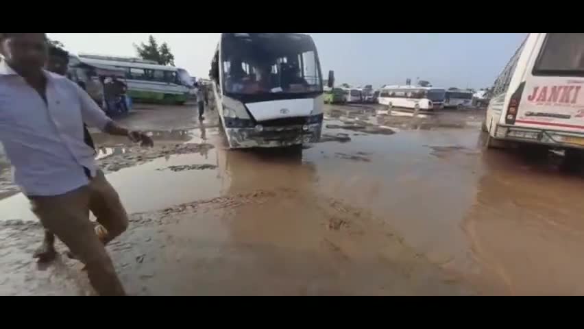 #darbhanga bus stand#
#road#ka haal bahut kharab kavi vi ho sakte durghatna, so be careful about this.