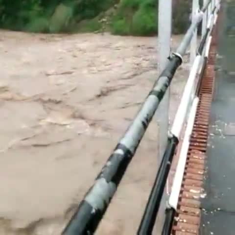 धर्मपुर में भारी बारिश से सुन खड़ उफान पर है। लोगो को नदी नालों से दूर रहने की चेतावनी। 
#dharampur #mandi #news #hp