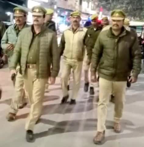 सीतापुर: #SitapurPolice द्वारा शांति/सुरक्षा एवं कानून व्यवस्था के तहत भीड़ भाड़ वाले स्थानों पर पैदल गश्त की गयी।