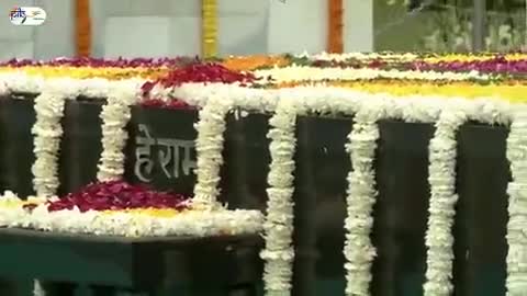 PM #narendramodi pays tribute to Mahatma Gandhi on his Punyatithi at Raj Ghat in New Delhi.

#MartyrsDay