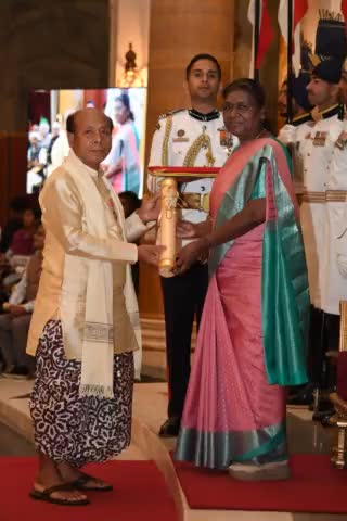 President #DroupadiMurmu presents Padma Shri to Shri Kakchingtabam Shanathoiba Sharma for Sports.