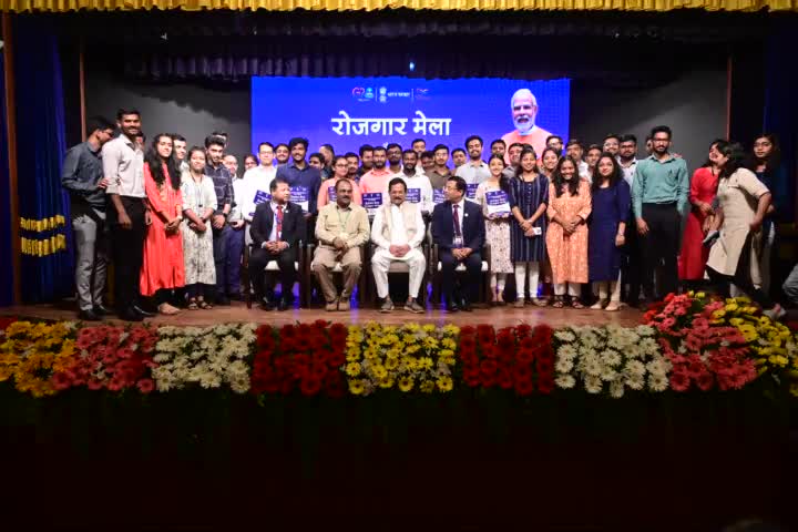 13 जून, 2023 को पणजी में रोजगार मेले के तहत माननीय राज्य मंत्री श्री श्रीपद नाइक ने नव-नियुक्तों को सरकारी विभागों एवं संगठनों के नियुक्ति पत्र वितरित किए