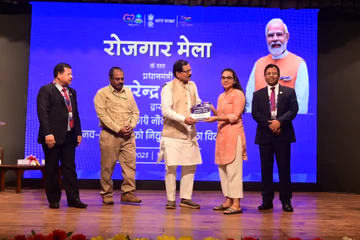 13 जून, 2023 को पणजी में रोजगार मेले के तहत माननीय राज्य मंत्री श्री श्रीपद नाइक ने नव-नियुक्तों को सरकारी विभागों एवं संगठनों के नियुक्ति पत्र वितरित किए
