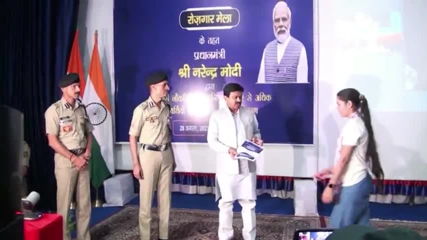 रोजगार मेला 2023 
सहायक प्रशिक्षण केंद्र, सीमा सुरक्षा बल ,श्रीनगर 
मुख्य अतिथि श्री अजय कुमार मिश्रा (राज्य मंत्री) गृह मंत्रालय द्वारा चयनित अभ्यार्थियों को चयन प्रमाण पत्र का वितरण किया गया