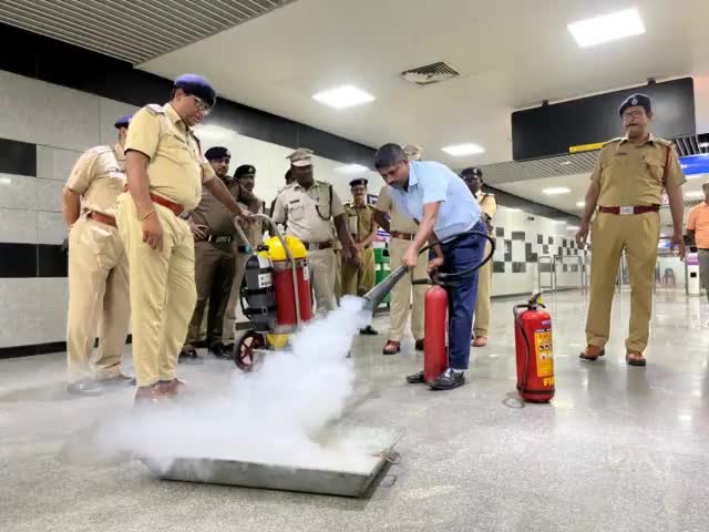 #Metro staff imparted #firefightingtraining through #simulation of various #fire and #smoke conditions at #Phoolbagan station.
#amarmetro