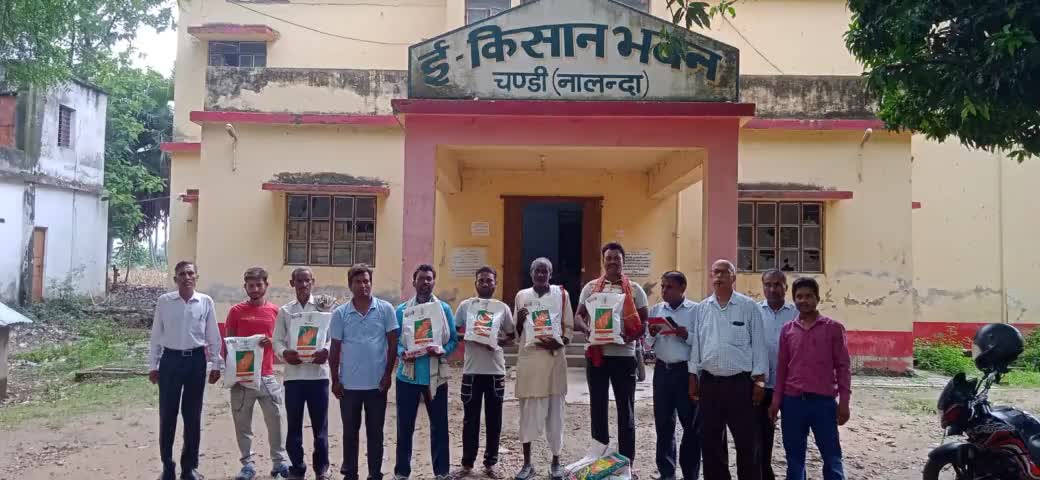 किसान भाईयों के लिए आवश्यक सूचना
खरीफ ह्ययब्रीड मक्का का बीज अनुदान 150 रु प्रति किलो अथवा मुल्या का 50%, जो भी कम हो। नालंदा जिले के सभी प्रखंड मे उपलबध है आप अपने क्षेत्र ई किसान भवन से प्राप्त कर सकते हैं#krishibihar #dpronalanda #Bameti