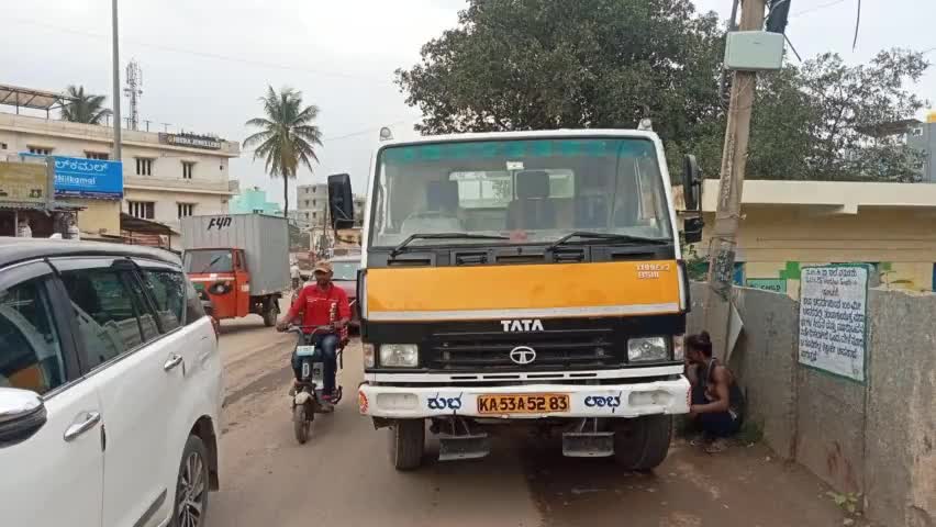 Slow-moving traffic due to vehicle breakdown at Varthur Police Station towards Gunjur, Kindly co-operate.