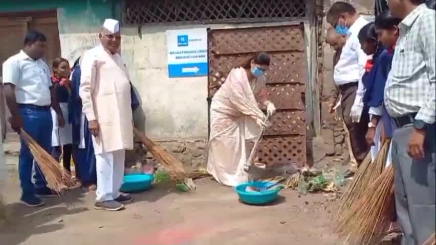 धुळे: लामकानी गावात 'स्वच्छता ही सेवा' मोहिमेचा जिल्हा परिषद अध्यक्षा धरती देवरे यांनी केला शुभारंभ