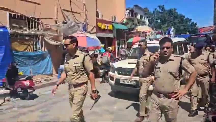 देहरादून: कोतवाली पुलिस ने पलटन बाजार में चलाया सत्यापन अभियान, 58 संदिग्धों को लाया गया थाने