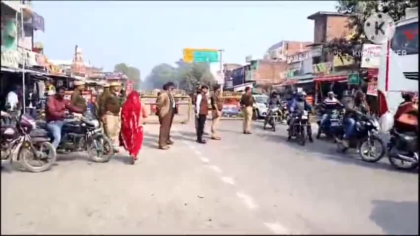 अमेठी: दुर्गापुर बॉर्डर से रामगंज शारदा सहायक नहर तक महाकुंभ जाने वाले सैकड़ों वाहन जाम में फंसे, अधिकारी मौजूद