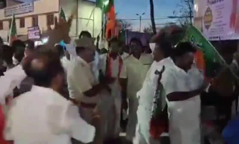 பேராவூரணி: டாஸ்மாக் ஊழலை கண்டித்து பேராவூரணி பேருந்து நிலையம் முன்பு பாஜகவினர் சாலை மறியலில் ஈடுபட்டதால்