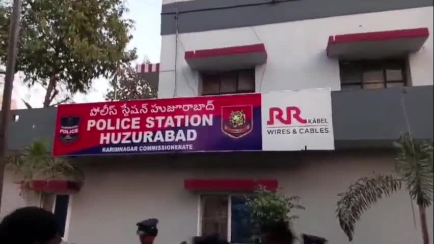 హుజూరాబాద్: తన భార్యను కాపురానికి పంపించడం లేదని పోలీసులు సహకరించాలని పోలీస్ స్టేషన్ ముందు అర్థనగ్నంగా బైఠాయించిన భర్త