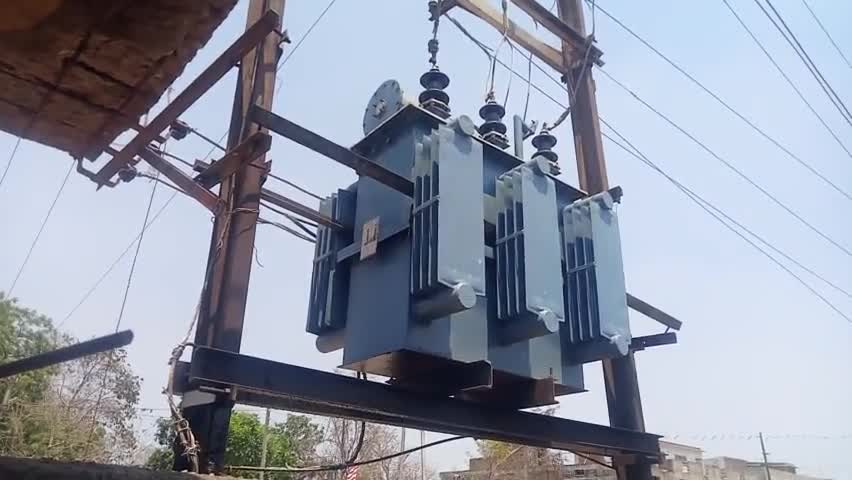 नगड़ी प्रखंड कार्यालय के 11 हजार ट्रांसफार्मर से तेल लीकेज कर रहा है।