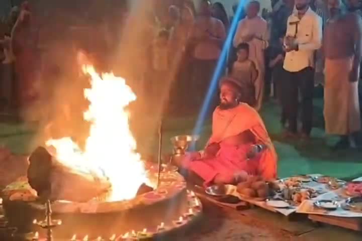 साईं खेड़ा: बरिया घाट के शनि मंदिर आश्रम में संत शिवानंद दादा जी ने की आरती-हवन, बड़ी संख्या में पहुंचे भक्त