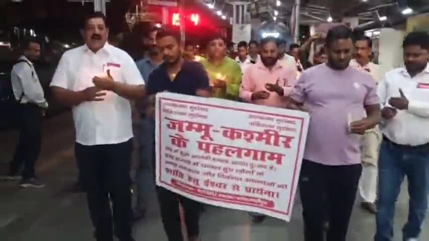 शाहजहांपुर: एनआरएमयू शाहजहांपुर शाखा ने रेलवे मालगोदाम रोड से रेलवे स्टेशन तक निकाला कैंडल मार्च