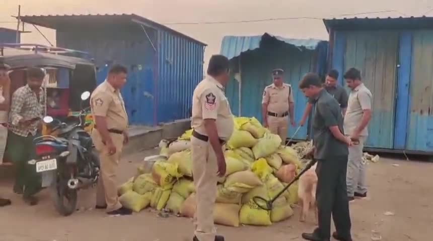 ರಾಯಚೂರು: ಮಂತ್ರಾಲಯದಲ್ಲಿ ಹೈಅಲರ್ಟ್, ಮಠದ ಆವರಣದಲ್ಲಿ ಬಾಂಬ್ ಸ್ಕ್ಯಾಡ್‌ನಿಂದ ತಪಾಸಣೆ