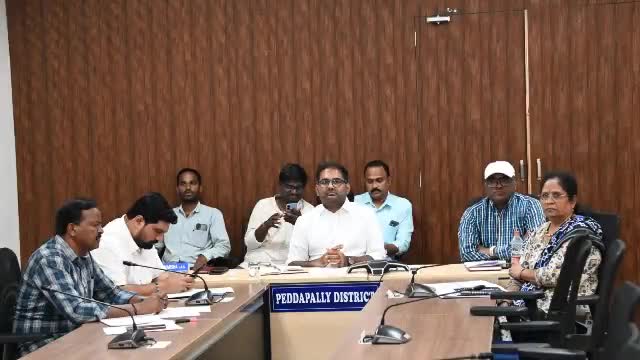 పెద్దపల్లి: ధాన్యం కొనుగోలుపై మంత్రి ఉత్తమ్‌ కుమార్‌ రెడ్డి నిర్వహించిన వీడియో కాన్ఫరెన్స్‌లో పాల్గొన్న జిల్లా కలెక్టర్ కోయ శ్రీహర్ష