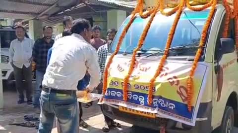 ପାଟଣାଗଡ: ବିଶ୍ବ ଶ୍ରମିକ ଦିବସ ଅବସରରେ କାର୍ଯ୍ୟାଳୟ ନିକଟରେ ସଚେତନତା ରଥକୁ ପତାକା ଦେଖାଇ ଶୁଭାରମ୍ଭ କଲେ ଉପଜିଲ୍ଲାପାଳ