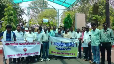 बरघाट: मध्य प्रदेश श्रमजीवी पत्रकार संघ के पदाधिकारियों ने कलेक्ट्रेट में कलेक्टर को सौंपा ज्ञापन