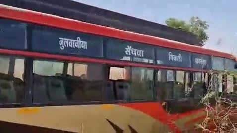 खरगौन: सेगांव में तेज रफ्तार बस अनियंत्रित होकर सड़क से नीचे उतरी, बाल-बाल बचे यात्री, वाहन छोड़कर भागे ड्राइवर और कंडक्टर
