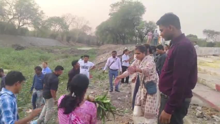 सागर: जल गंगा संवर्धन अभियान के तहत लेहदरा नाका बड़ी नदी पर जन अभियान परिषद ने श्रमदान कर की घाट की सफाई