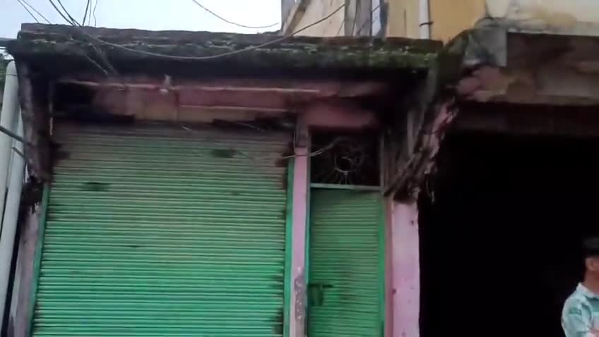 সোণাৰি: ড্ৰাই দে'ৰ মাজতেই সোণাৰিত বৃহৎ পৰিমাণৰ অবৈধ বিলাতী সুৰা জব্দ, এজনক আটক আৰক্ষীৰ