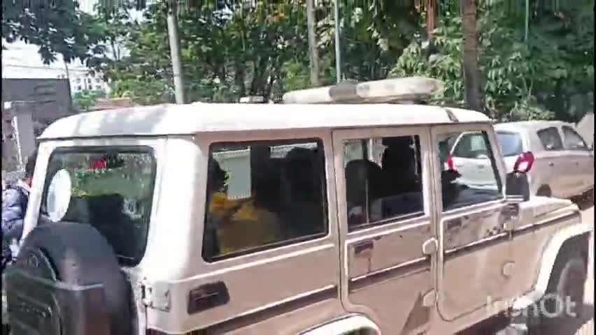 গুৱাহাটী: ম‌হানগৰীৰ বাৰোৱাৰীস্থিত ক‌ইনা চিল্ক বুটিকৰ পৰা কাপোৰ চুৰি কৰা যুৱতীক আটক কৰিলে লতাশিল আৰক্ষীয়ে