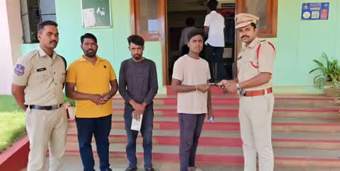 జహీరాబాద్: జహీరాబాద్ రూరల్ పీఎస్‌ పరిధిలో పోగొట్టుకున్న సెల్‌ఫోన్‌లను బాధితులకు అందజేసిన పోలీసులు