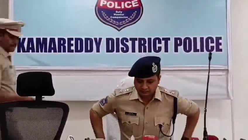 కామారెడ్డి: అప్పు తీర్చమని అడిగినందుకు మహిళను హత్య చేసిన వ్యక్తిని అరెస్టు చేసినట్లు పట్టణంలో తెలిపిన ఎస్పీ రాజేష్ చంద్ర