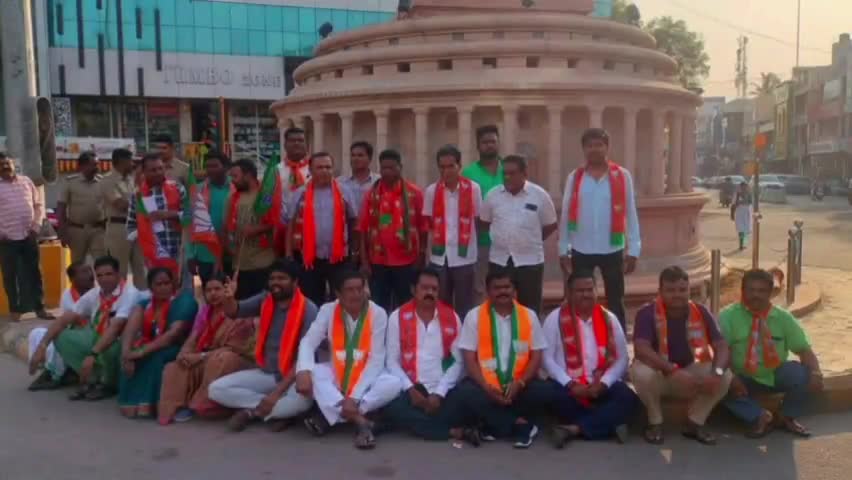 ಹೊಸಪೇಟೆ: ಹಿಂದೂ ಕಾರ್ಯಕರ್ತನ ಖಂಡಿಸಿ ನಗರದ ಅಂಬೇಡ್ಕರ್ ವೃತ್ತದಲ್ಲಿ ಬಿಜೆಪಿ ಪ್ರತಿಭಟನೆ