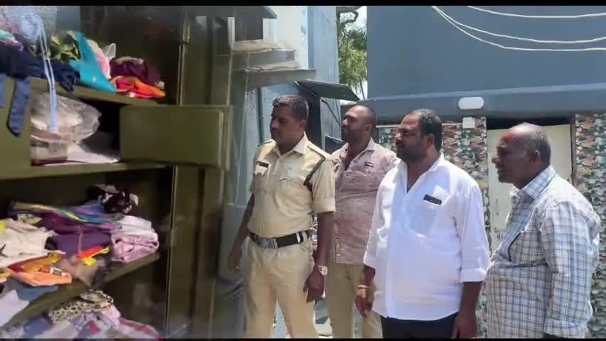 పలమనేరు: కొలమాసనపల్లిలో మాజీ ఎంపీటీసీ ఇంట్లో దొంగతనం, 2 తులాల బంగారం, వెండి, నగదు చోరీ, దర్యాప్తు చేస్తున్న పోలీసులు