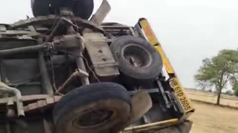 हिसार: बिठमड़ा में तूड़ी से भरी पिकअप खेतों में पलटी, किसान और अन्य सवार बाल-बाल बचे; कच्चे रास्ते पर बिगड़ा संतुलन