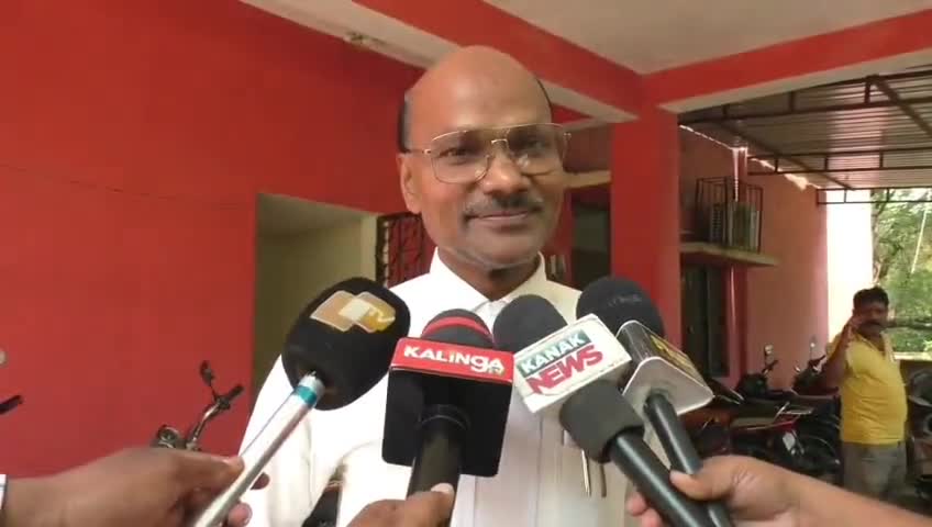 ପାଟଣାଗଡ: ପାର୍ଶଲ ବୋମା ବିସ୍ଫୋରଣ ଘଟଣାର ଶୁଣାଣିକୁ ନେଇ କଚେରୀ ପରିସରରେ ପ୍ରତିକ୍ରିୟା ରଖିଲେ ସରକାରୀ ଓ ଅଭିଯୁକ୍ତ ପୁଞ୍ଜି ଲାଲଙ୍କ ଓକିଲ