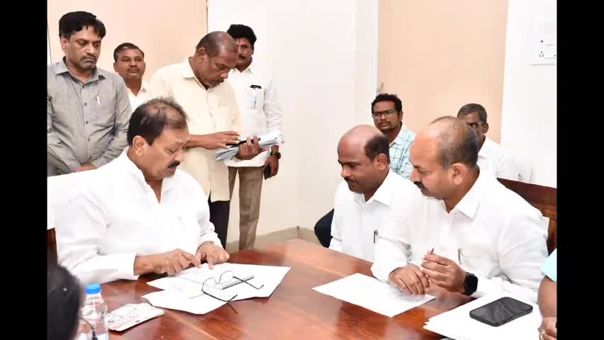 కామారెడ్డి: ప్రాణహిత చేవెళ్ల ఆర్డబ్ల్యూఎస్ అధికారులతో సమీక్ష సమావేశం నిర్వహించిన ప్రభుత్వ సలహాదారులు షబ్బీర్ అలీ
