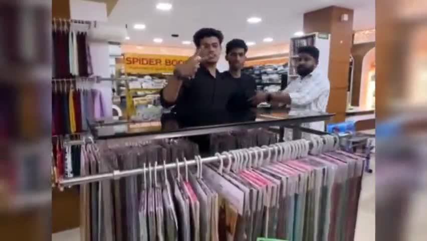 ഒറ്റപ്പാലം: ടൗണിലെ തുണിക്കടയിൽ സംഘർഷം, സംഘർഷത്തിന്റെ ദൃശ്യങ്ങൾ പുറത്ത്, പോലീസ് കേസെടുത്തു