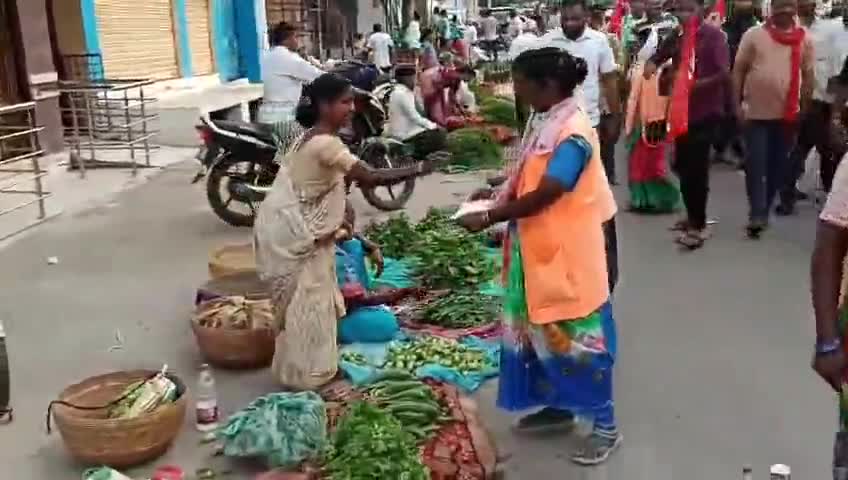 కోరుట్ల: మెట్పల్లి మున్సిపల్ పారిశుద్ధ్య ఒప్పంద కార్మికులు గత రెండు నెలల జీతాలు చెల్లించాలని భిక్షాటనతో నిరసన