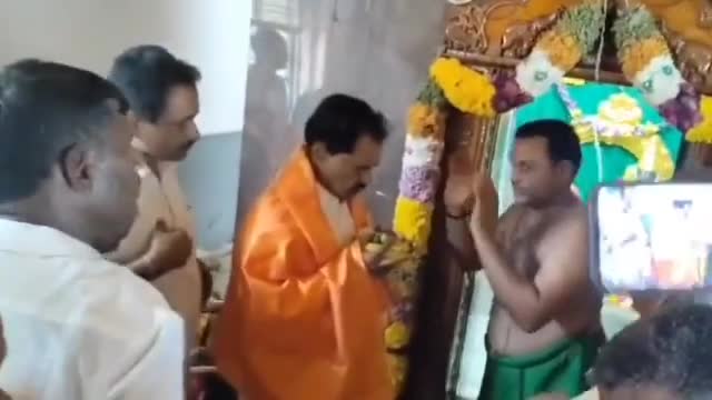 గంగాధర నెల్లూరు: మర్రిమాను గ్రామంలో కుప్పమ్మ తల్లి ఆలయంలో కుంభాభిషేకంలో పాల్గొన్న మాజీ డిప్యూటీ సీఎం నారాయణస్వామి