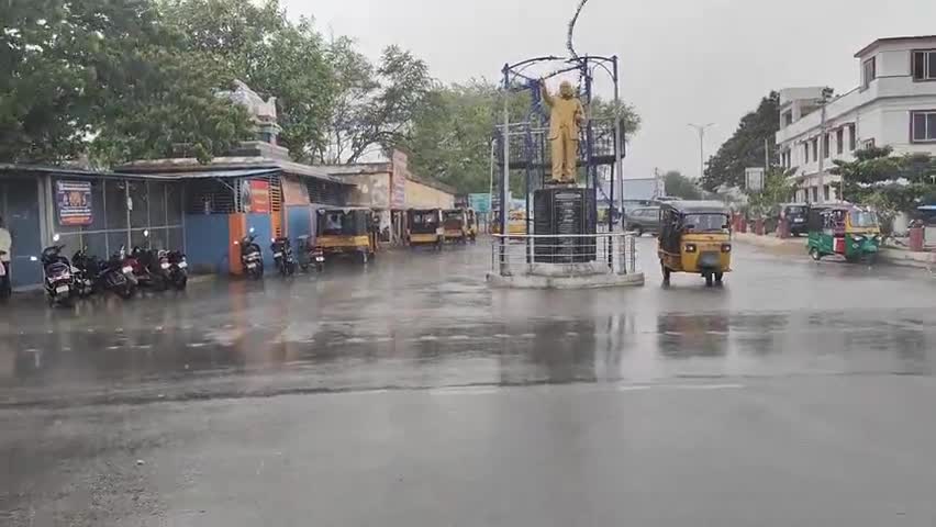 పుంగనూరు: గాలివాన బీభత్సం, మండలంలో పలుచోట్ల గాలికి ఎగిరిన పైకప్పు రేకులు