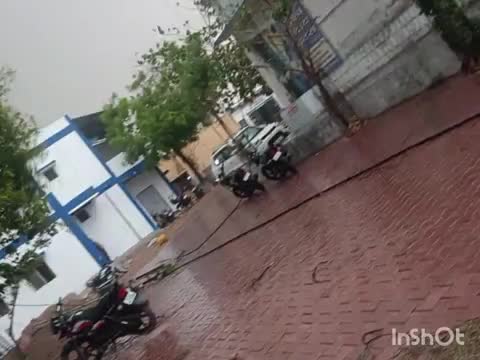 बल्देवगढ़: बल्देवगढ़ नगर में तेज़ आँधी के साथ हुई बारिश, कई जगह पर गिरे पेड़ व विद्युत पोल हुए क्षतिग्रस्त