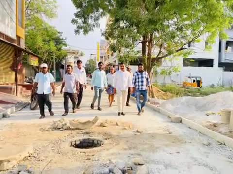 పటాన్​​చెరు: సీతారామపురం కాలనీలో రూ. 2 కోట్ల 17 లక్షలతో నిర్మిస్తున్న సీసీ రోడ్డు నిర్మాణ పనులను పరిశీలించిన కార్పొరేటర్ కుమార్ యాదవ్