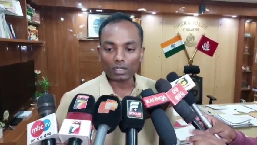 ଛତ୍ରପୁର: ପୁଲଟା ଗ୍ରାମରେ ଦୁଇ ଗୋଷ୍ଠୀ ମଧ୍ୟରେ ଗଣ୍ଡଗୋଳ ଓ ବୋମାମାଡ଼ ଘଟଣା, କାର୍ଯ୍ୟାଳୟରେ ପ୍ରତିକ୍ରିୟା ରଖିଲେ ବ୍ରହ୍ମପୁର ଏସପି