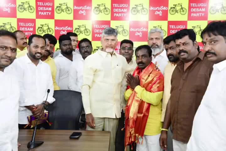 కుప్పం: సీఎం చంద్రబాబును కలిసిన కుప్పం మున్సిపల్ ఛైర్మన్, కౌన్సిలర్లు