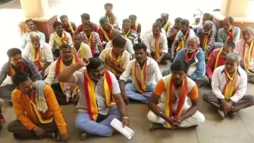 ಧಾರವಾಡ: ಜನರ ಕೆಲಸ ಮಾಡದೇ ಧರಣಿ ನಡೆಸುತ್ತಿರುವ ಪಿಡಿಒಗಳ ವಿರುದ್ಧ ಕ್ರಮಕ್ಕೆ ಆಗ್ರಹಿಸಿ ಜಿ.ಪಂ ಕಚೇರಿ ಬಳಿ ಕರವೇ ಪ್ರತಿಭಟನೆ