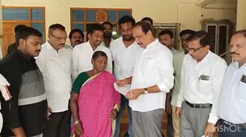 జగిత్యాల: కరెంటు షాక్‌తో మరణించిన 2 కుటుంబాలకు ప్రభుత్వం ద్వారా 5 లక్షల చొప్పున ఆర్థిక సాయం అందజేసిన ఎమ్మెల్యే డా.సంజయ్