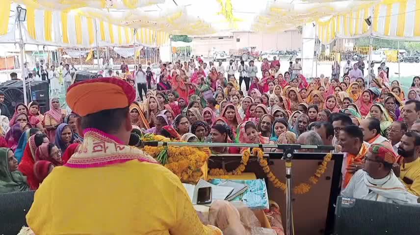 सीहोर: दशहरा बाग स्थित उमा शंकर धाम कॉलोनी के समीप आयोजित शिव महापुराण कथा में श्रद्धालुओं की उमड़ी भीड़