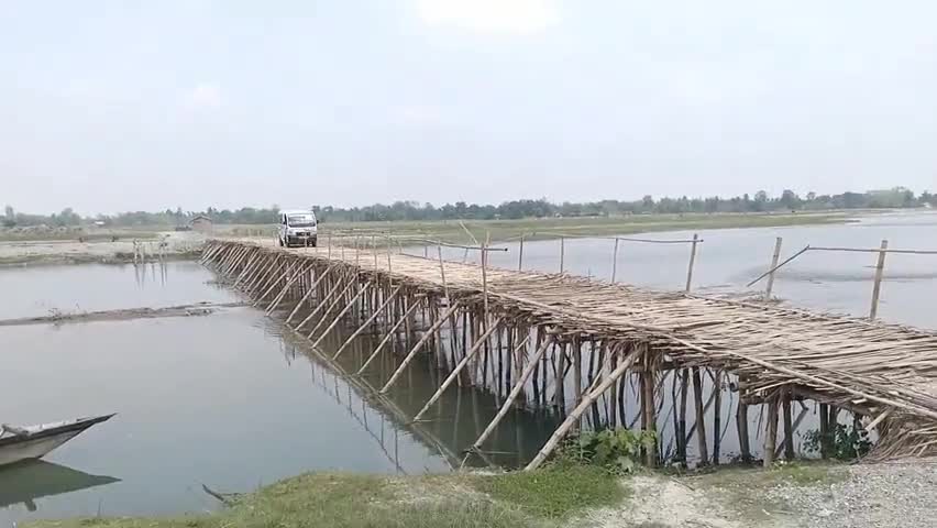 দাংতল ৰাজহ চক্ৰ: নাঙলভাঙাত বাঁহৰ সাঁকোৰে বিপদসংকুলভাৱে যাতায়াত কৰিছে ১২ খন গাঁৱৰ ৰাইজে, পকী দলং নিৰ্মাণৰ দাবী ৰাইজৰ #jansamasya
