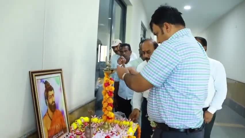 సిరిసిల్ల: జిల్లా సమీకృత కార్యాలయంలో శ్రీ భగీరథ మహర్షి జయంతి వేడుకలు, నివాళులర్పించిన కలెక్టర్