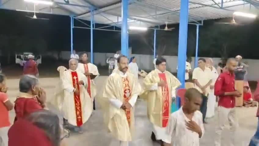 திருச்சுழி: தும்முசின்னம்பட்டி தூய வியாகுல அன்னை திருத்தல திருவிழா நேற்று இரவு கொடியேற்றம். இன்று காலை சிறப்பு திருப்பலி பூஜை
