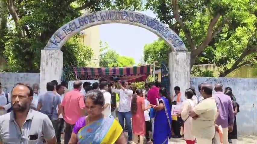 திருவள்ளூர்: மணவாள நகர் கே.என்.சி அரசு மேல்நிலைப் பள்ளியில் நீட் தேர்வு எழுத வந்த மாணவர்கள் முழு சோதனைக்கு பின் அனுமதி