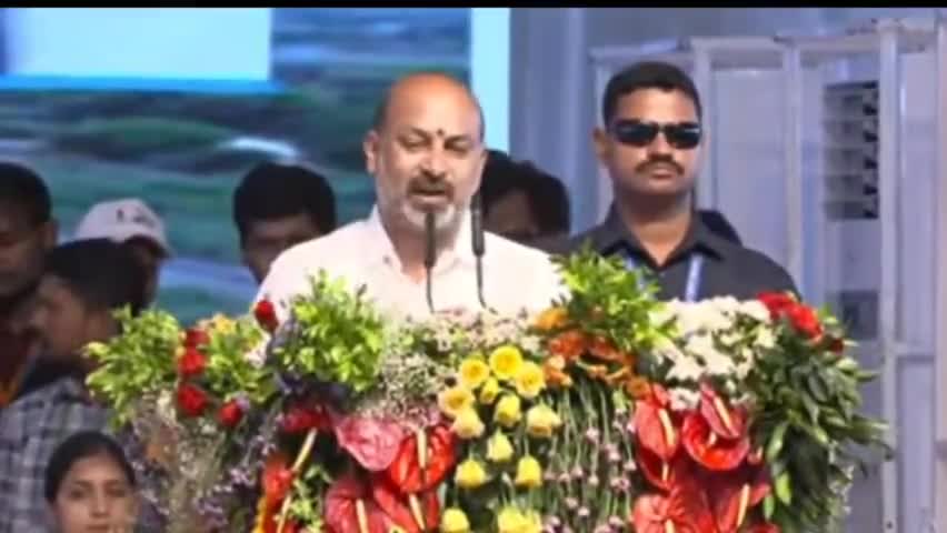 అసిఫాబాద్: వెనుక పడేసిన ప్రాంతం ఆసిఫాబాద్: కేంద్ర మంత్రి నితిన్ గడ్కరీ సభలో మంత్రి బండి సంజయ్